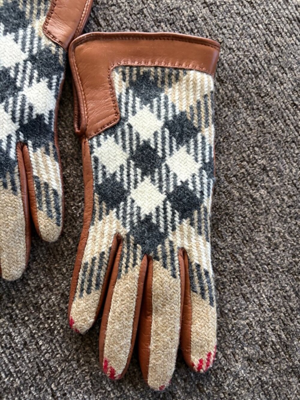 BURBERRY ICONIC PLAID Pattern 100% WOOL, LEATHER, CASHMERE Womens Gloves -Lined - Picture 6 of 16